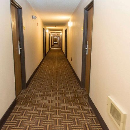 Super 8 By Wyndham Concordia Hotel Bagian luar foto