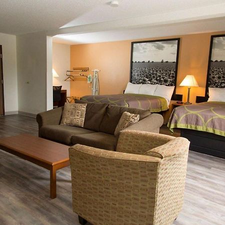 Super 8 By Wyndham Concordia Hotel Bagian luar foto