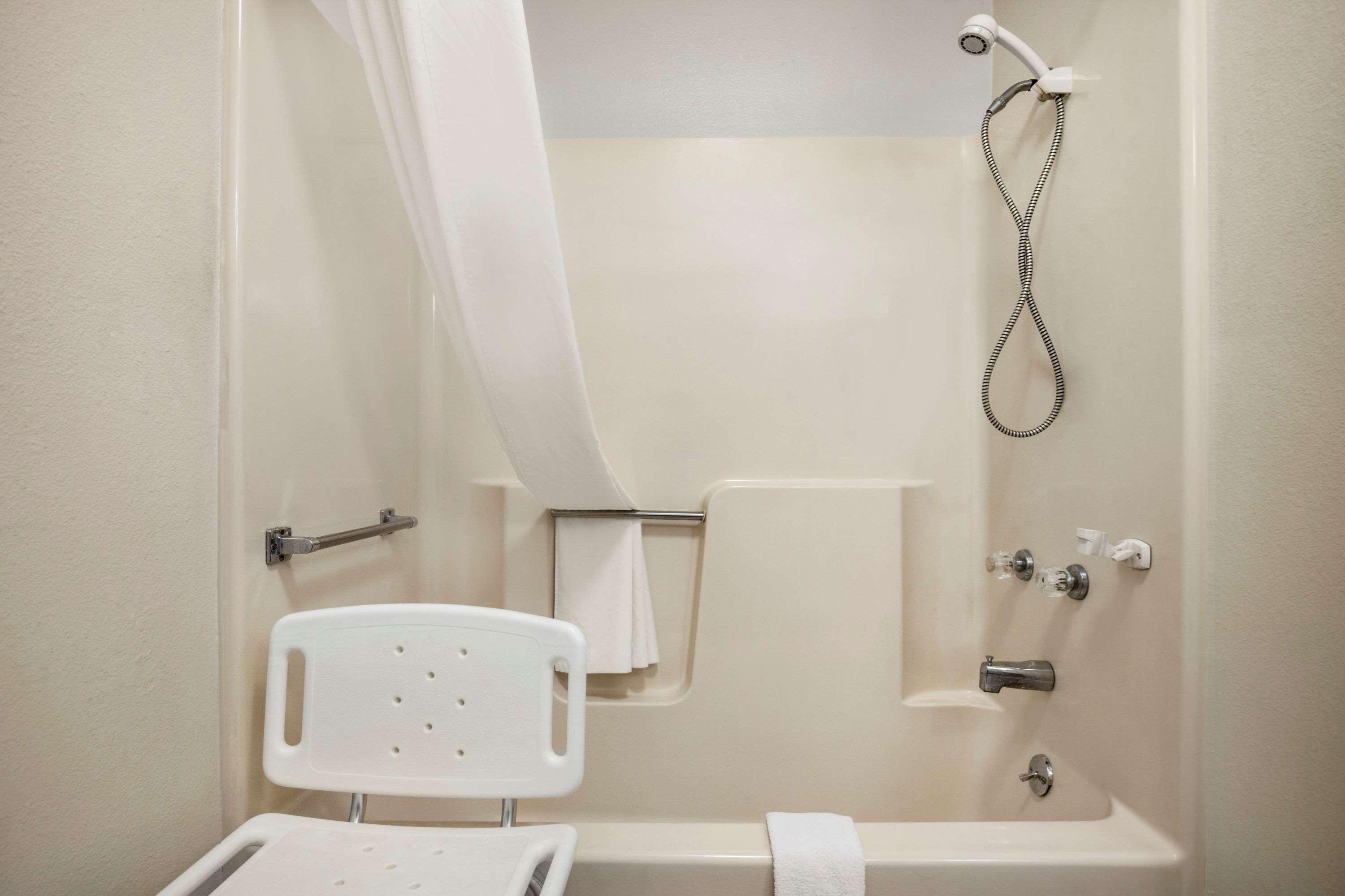 Super 8 By Wyndham Concordia Hotel Bagian luar foto
