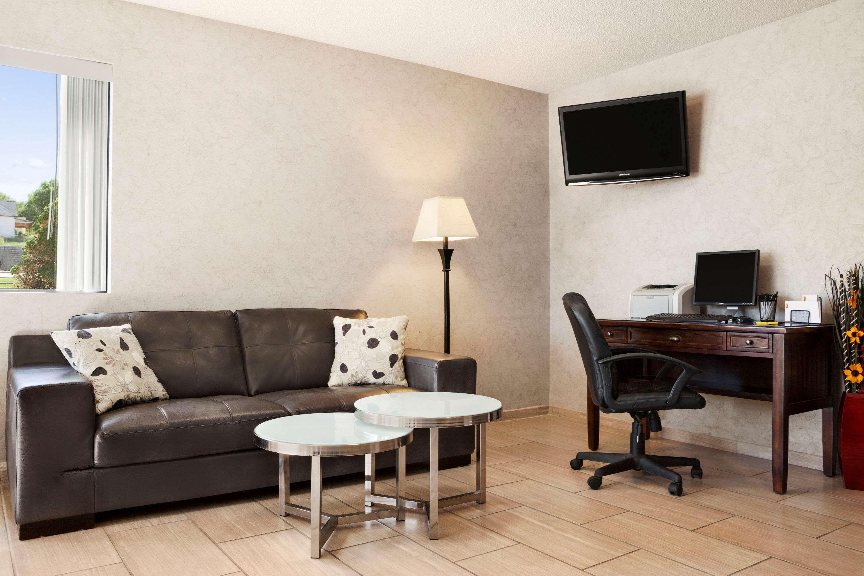 Super 8 By Wyndham Concordia Hotel Bagian luar foto