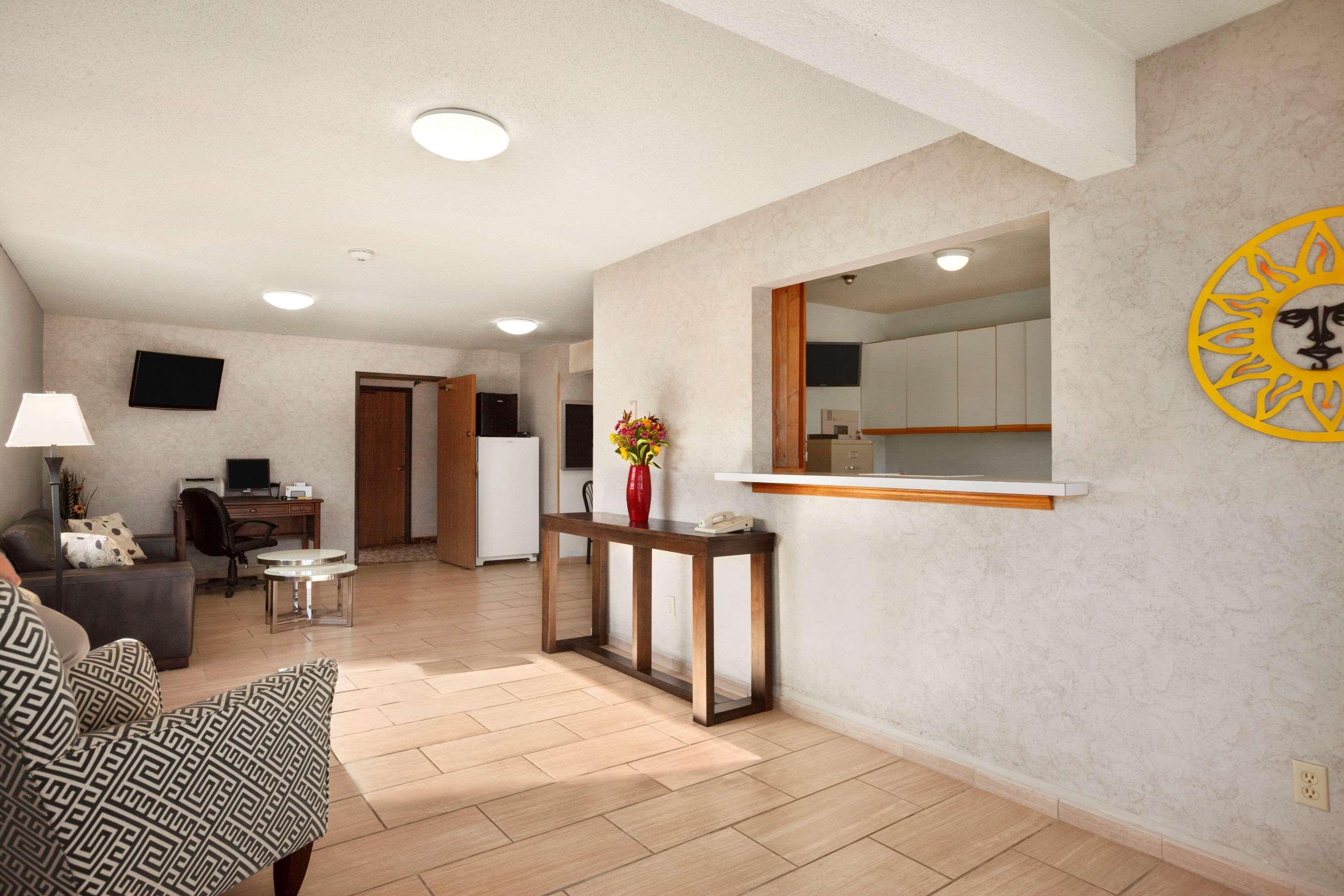 Super 8 By Wyndham Concordia Hotel Bagian luar foto