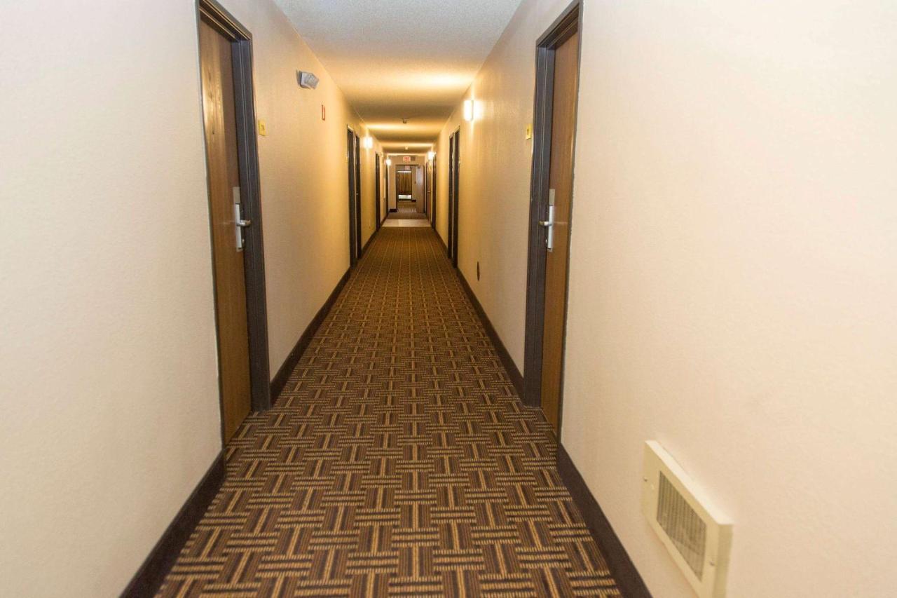 Super 8 By Wyndham Concordia Hotel Bagian luar foto