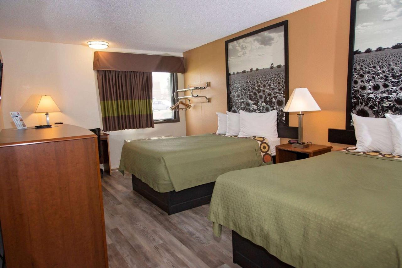 Super 8 By Wyndham Concordia Hotel Bagian luar foto