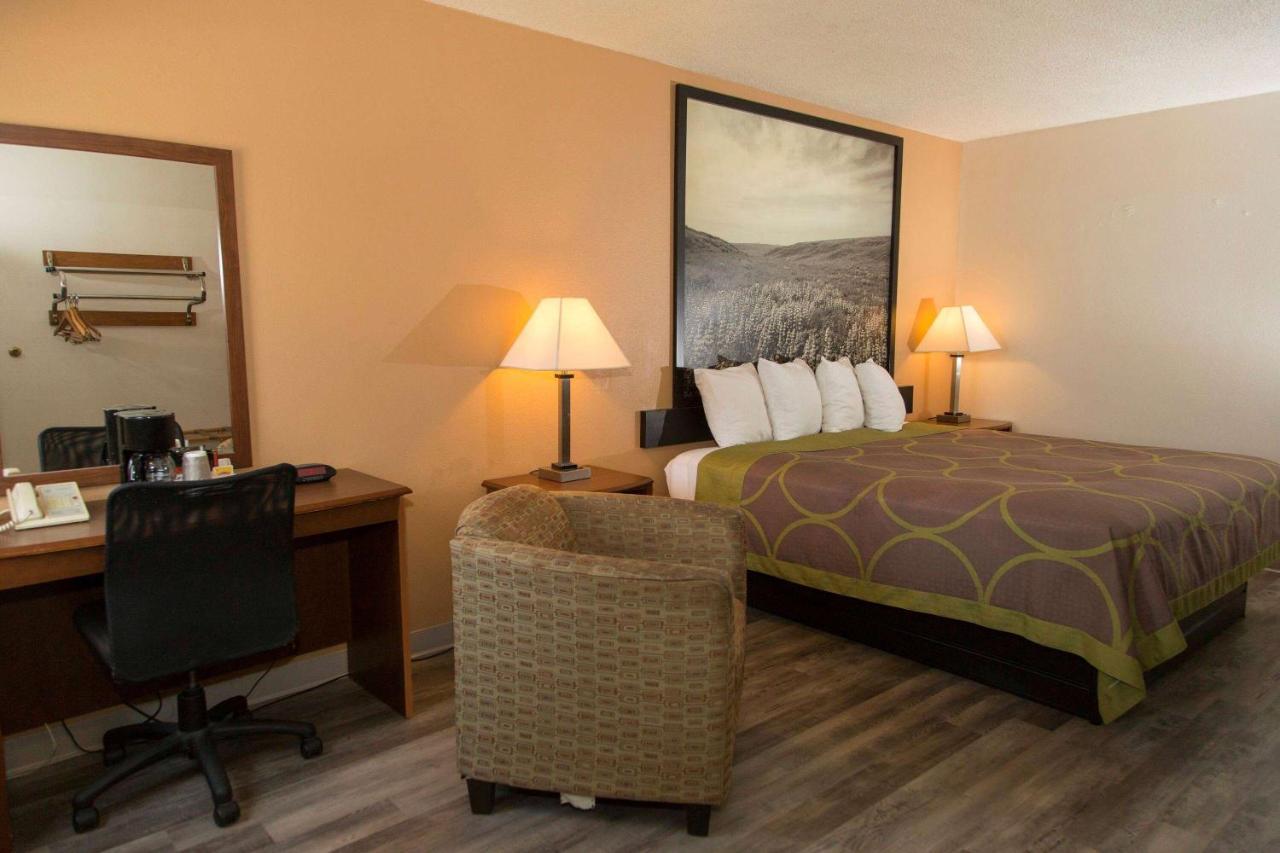 Super 8 By Wyndham Concordia Hotel Bagian luar foto