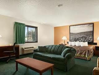 Super 8 By Wyndham Concordia Hotel Bagian luar foto